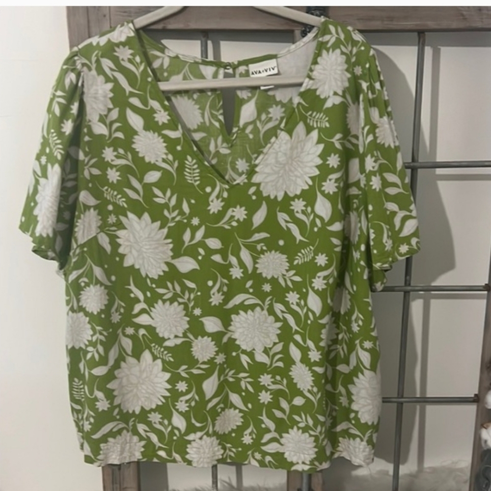 Ava & Viv Green and White Floral V-Neck Blouse